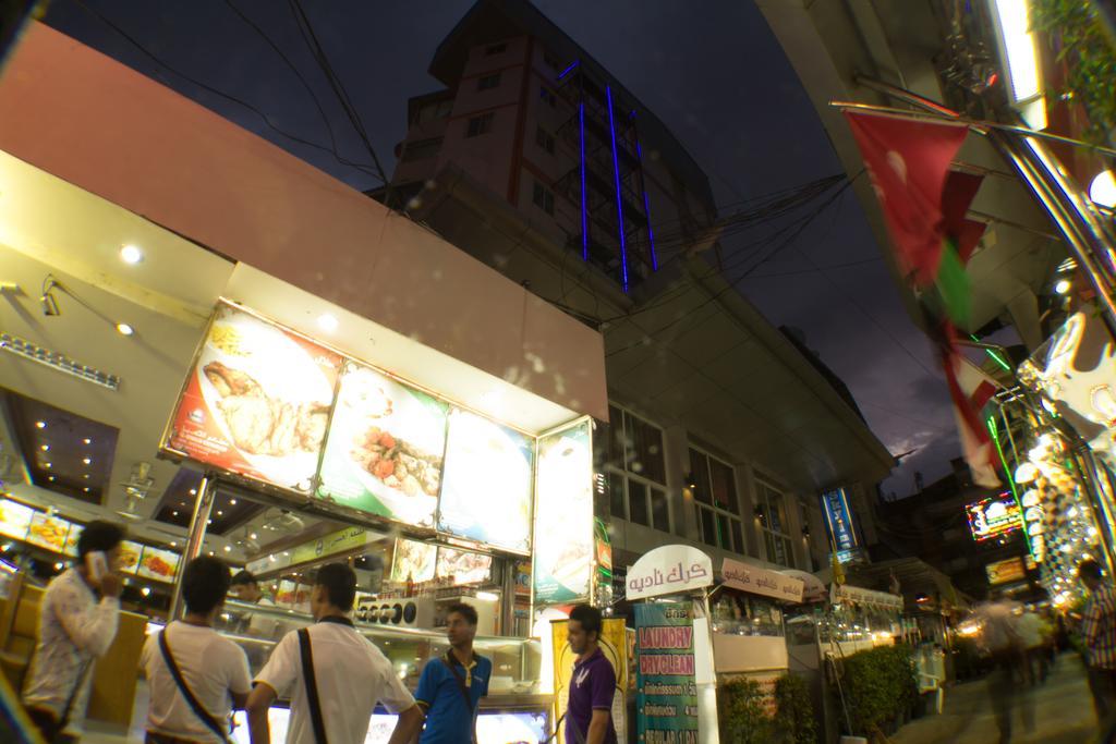 Sky Suites Bangkok Exteriör bild