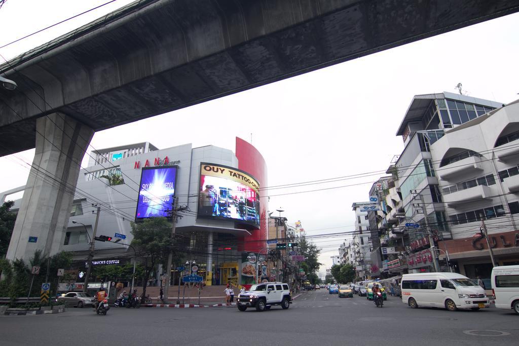Sky Suites Bangkok Exteriör bild