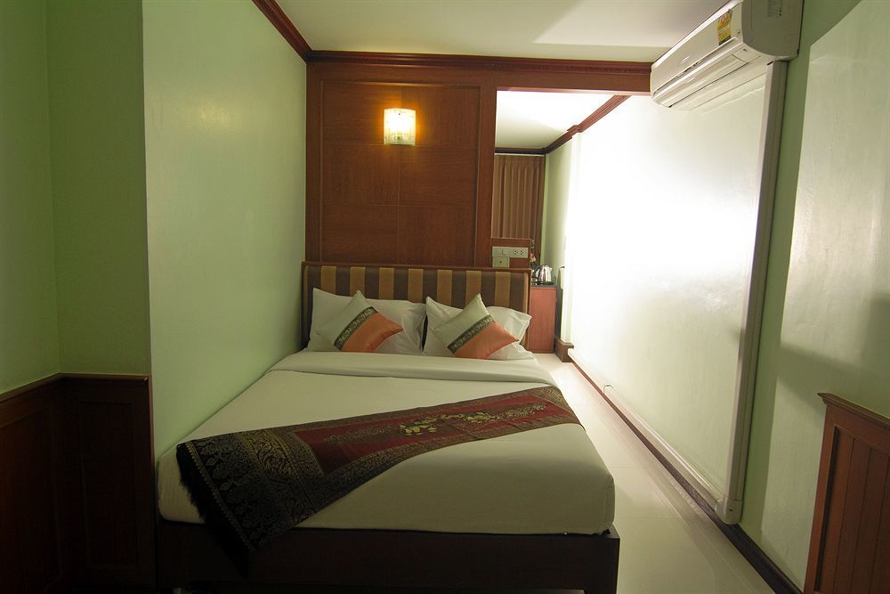 Sky Suites Bangkok Exteriör bild