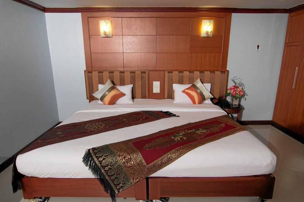 Sky Suites Bangkok Exteriör bild