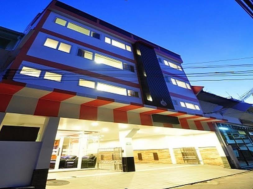 Sky Suites Bangkok Exteriör bild